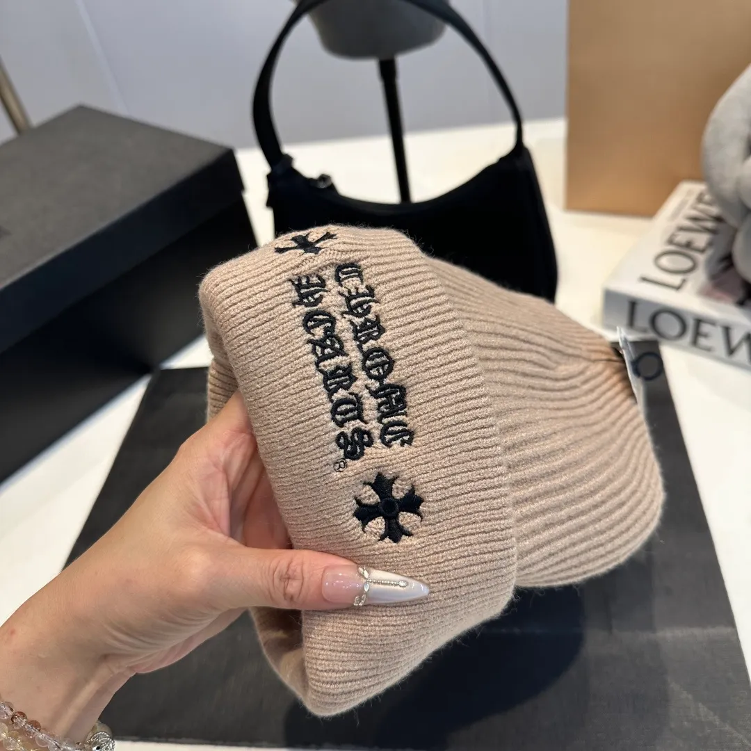 P46 Crow Heart Autumn and Winter Wool Knitted Beanie This must be a favorite of minimalism. It is clean, neat, fashionable and versatile, and will definitely not be picky about your face shape! A fashionable classic that lasts forever! Fashionable black and white can be purchased together!